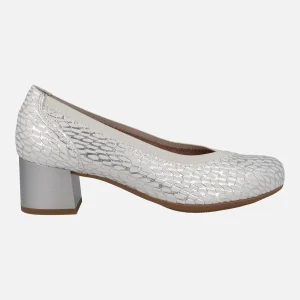 Salones confort de tacón bajo en piel grabada plata con detalles en blanco