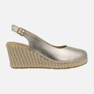 Salones de piel metalizada con cuña de rafia