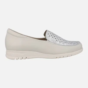 Mocasines de piel en color hielo con pala metalizada plata y calados