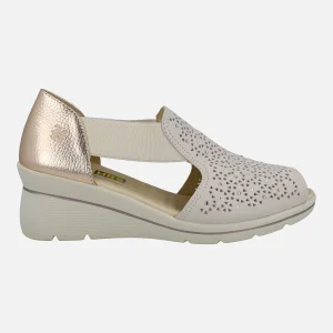Sandalias confort con picados y detalles de strass