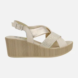 Sandalias confort de cuña alta con tiras anchas y detalles metalizados