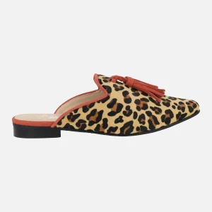 Zuecos mules en animal print leopardo con borlas rojas