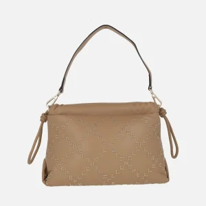 Bolsos acolchados en camel con detalle de tachas doradas