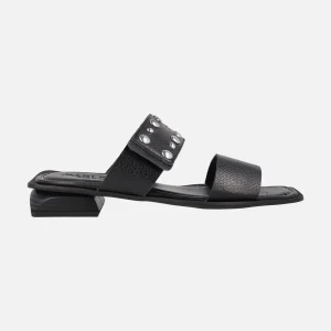 Sandalias negras de piel con tachas y cierre de velcro