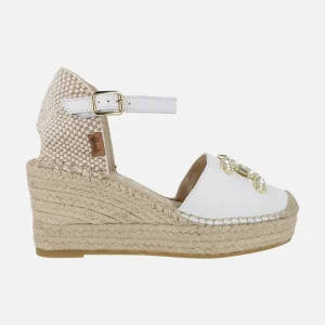 Alpargatas blancas de piel con adorno de pedrería