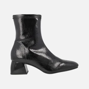 Botines de tejido elástico efecto charol cuarteado con tacón bajo