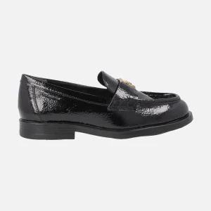 Mocasines de charol negro con adorno dorado