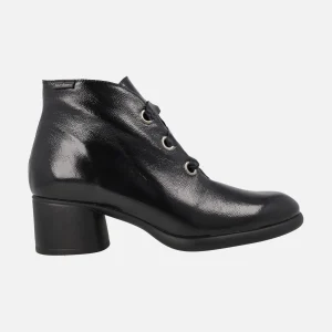 Botines de tacón en charol negro con cordones