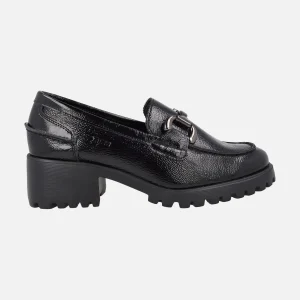 Zapatos de tacón estilo mocasines en charol negro con adorno metálico