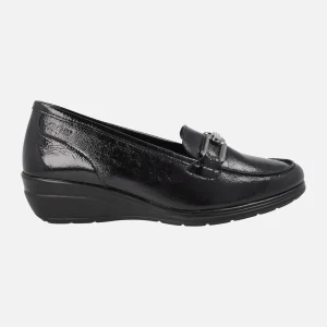 Mocasines confort en charol negro con cuña baja y adorno metálico