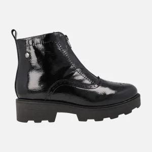 Botines con cremallera central y picados en charol negro