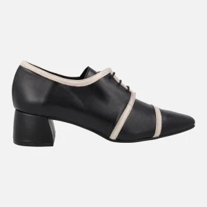 Zapatos de tacón en piel negra con franjas beige