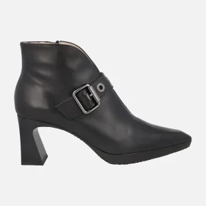 Botines de tacón en piel negra con escote y adorno de hebilla