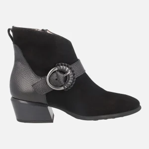 Botines en piel y serraje con adorno de hebilla