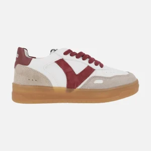 Zapatillas deportivas blancas con detalles burdeos Seul efecto piel y serraje