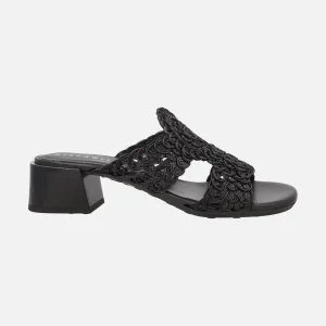 Sandalias mules destalonadas en trenzado negro