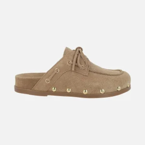 Zuecos Alive de serraje estilo náuticos con detalle de tachas