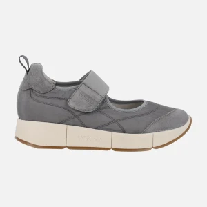 Zapatillas de estilo deportivo con cierre de velcro en gris