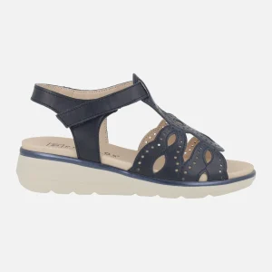 Sandalias confort en piel con detalle de picados y cierre de velcro