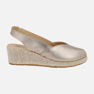 Salones de piel destalonados con puntera abierta y cuña de rafia