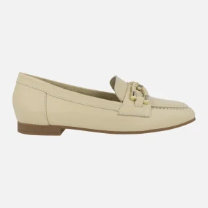 Mocasines de piel color crema con adorno en la pala