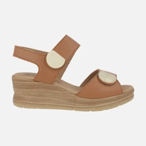 Sandalias de cuña en piel cuero con cierre de velcros y detalles dorados