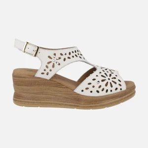 Sandalias blancas de piel con troquelado de flores y cuña