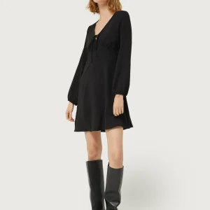 Vestido corto de crepé negro