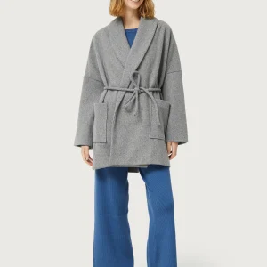 Abrigo corto con cinturón gris
