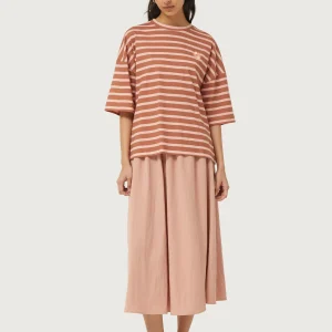 Camiseta de rayas con parche de flor marrón