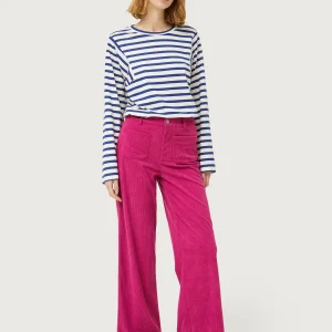 Camiseta de rayas blancas y azules