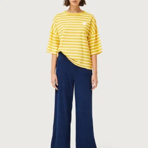 Camiseta de rayas con parche de flor amarilla