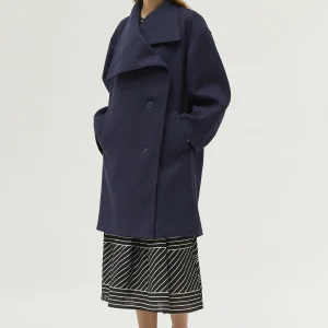 Abrigo cuello alto azul marino