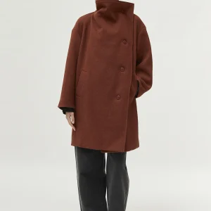 Abrigo cuello alto marrón