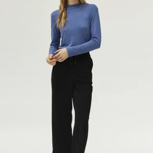 Top cuello mock azul