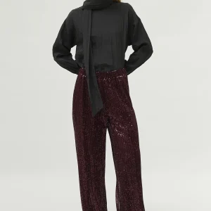 Top satinado con foulard negro