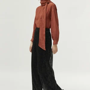 Top satinado con foulard marrón