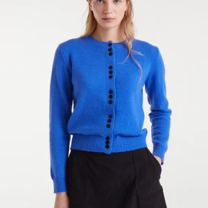 Cárdigan de punto azul con detalles aterciopelados