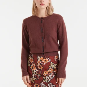 Cárdigan de punto marrón con detalles aterciopelados