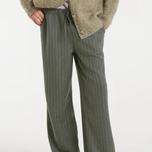 Pantalón de raya diplomática verde grisáceo