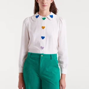 Camisa blanca con bordado de corazones