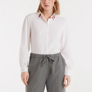 Camisa blanca con bordado de fresas