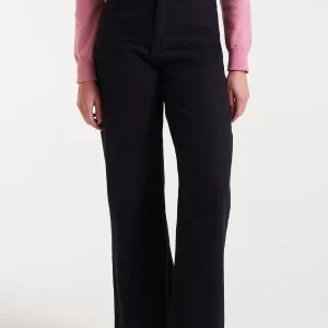 Pantalón vaquero negro con bordado de fresa