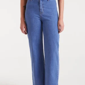 Pantalón vaquero azul con bordado de corazón