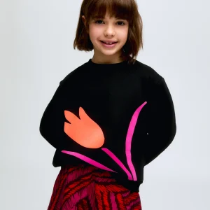 Sudadera en color negro con estampado gráfico de flor en contraste.