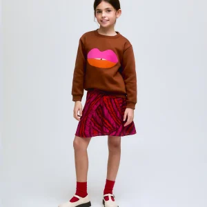 Sudadera de niña marrón con estampado de labios en fucsia y naranja.