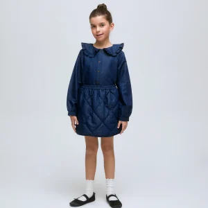 Camisa de niña en algodón con cuello con volantes y puños fruncidos.