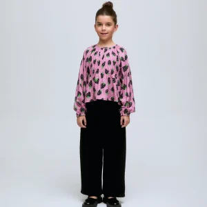 Top de niña con estampado de fresas Morango y frunces decorativos.