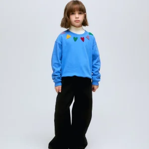 Sudadera azul con detalles de corazones bordados.