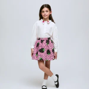 Camisa blanca de niña con cuello bordado de fresas.